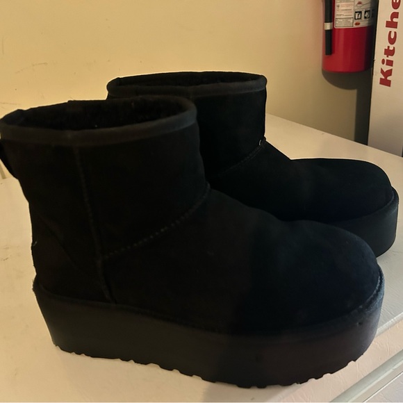 Uggs size 8 usa , worn once. Selling because they do not fit me - Picture 4 of 4